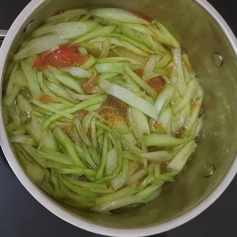 Bước 3 Nấu món ăn Bún ốc dọc mùng