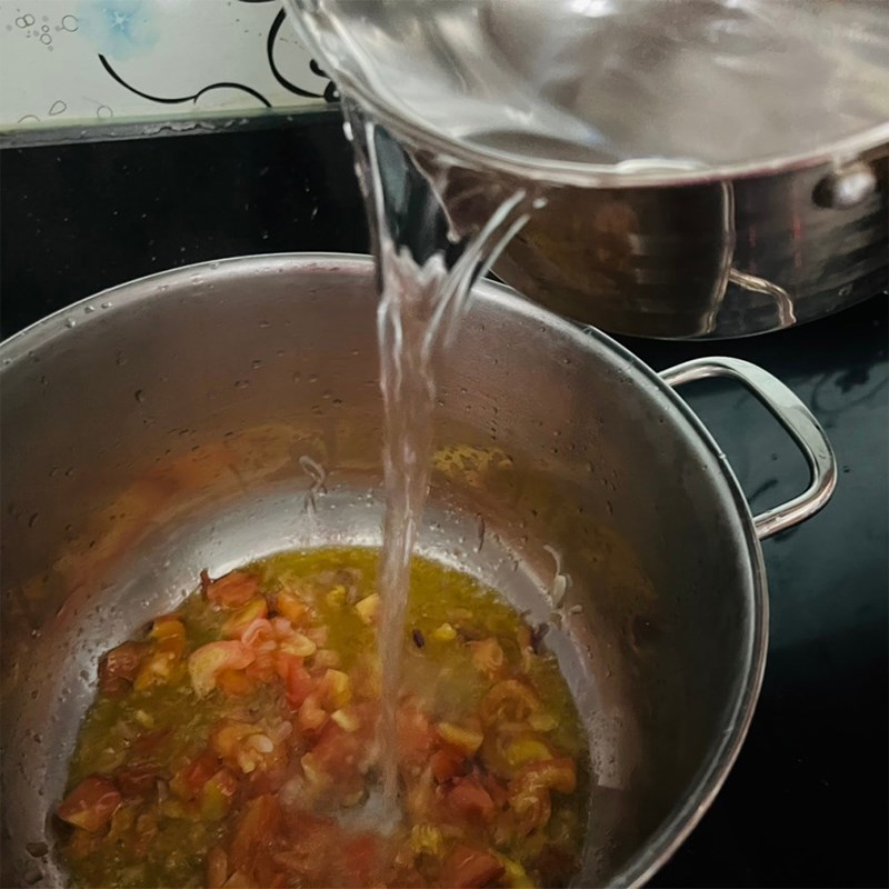 Bước 2 Nấu nước lẩu Lẩu cá hồi măng chua