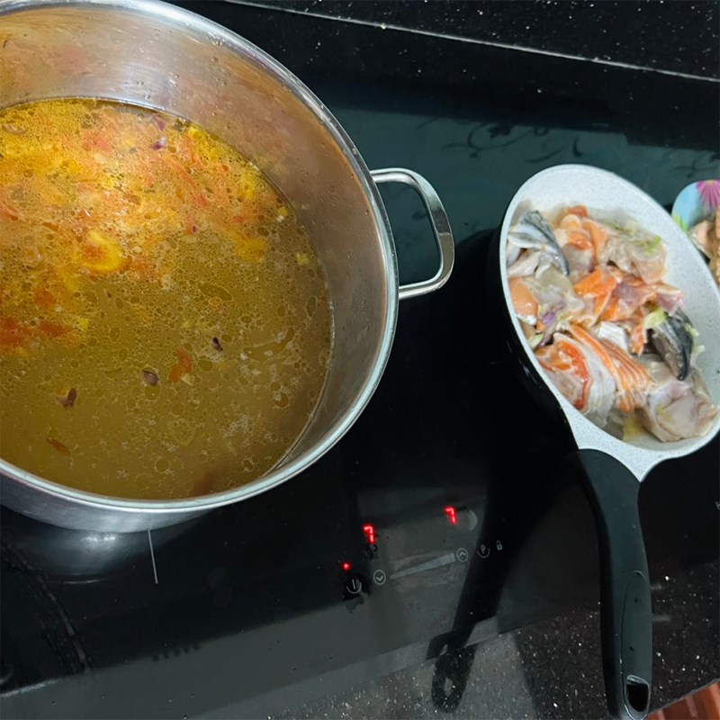 Bước 2 Nấu nước lẩu Lẩu cá hồi măng chua