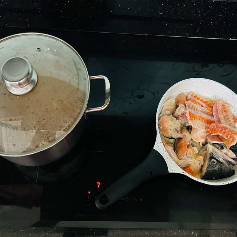 Bước 2 Nấu nước lẩu Lẩu cá hồi măng chua