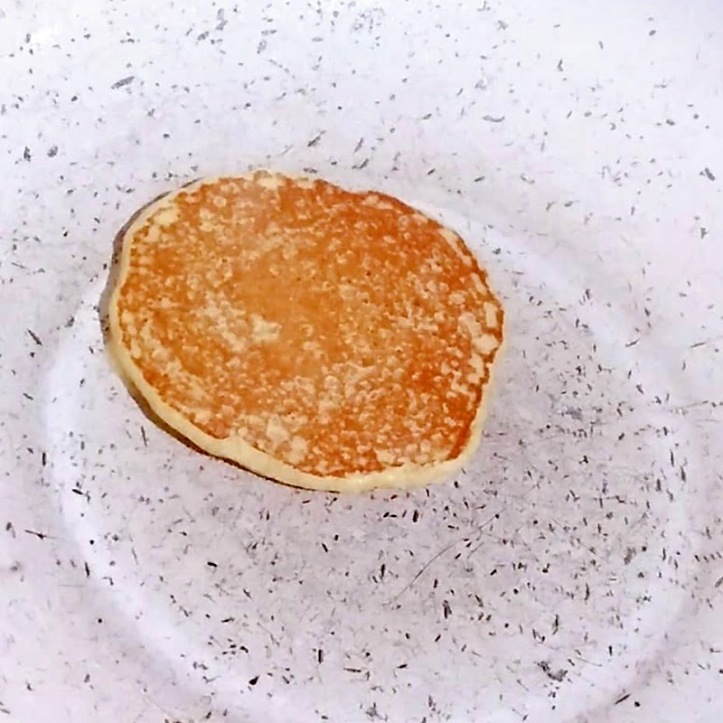 Bước 2 Rán bánh Pancake sữa chua dâu tây bằng chảo chống dính