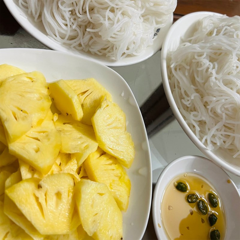 Bước 1 Sơ chế nguyên liệu Lẩu cá hồi măng chua