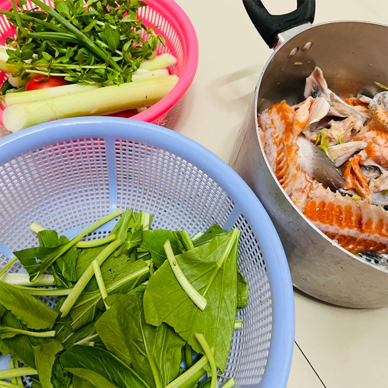 Bước 1 Sơ chế nguyên liệu Lẩu cá hồi măng chua