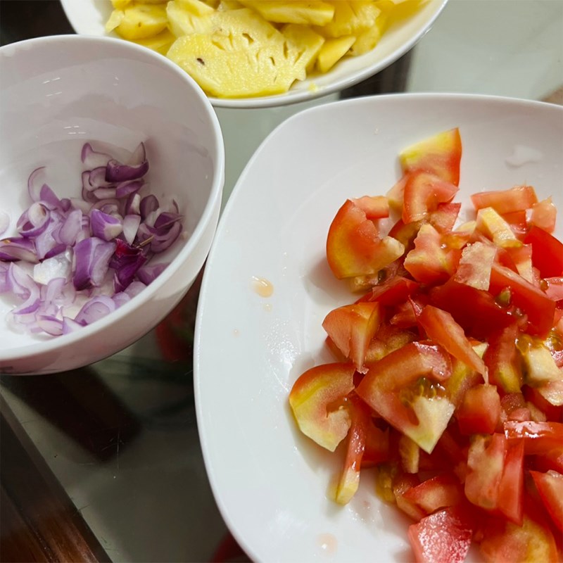 Bước 1 Sơ chế nguyên liệu Lẩu cá hồi măng chua