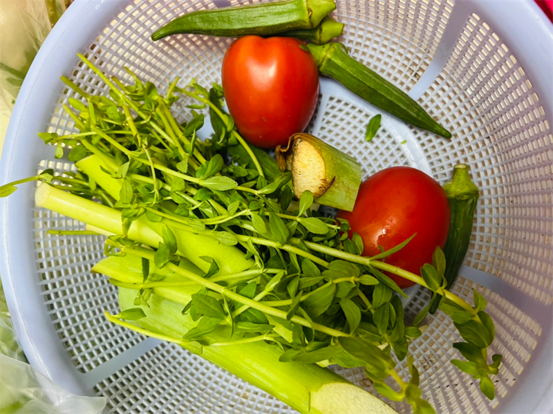 Bước 1 Sơ chế nguyên liệu Lẩu cá hồi măng chua