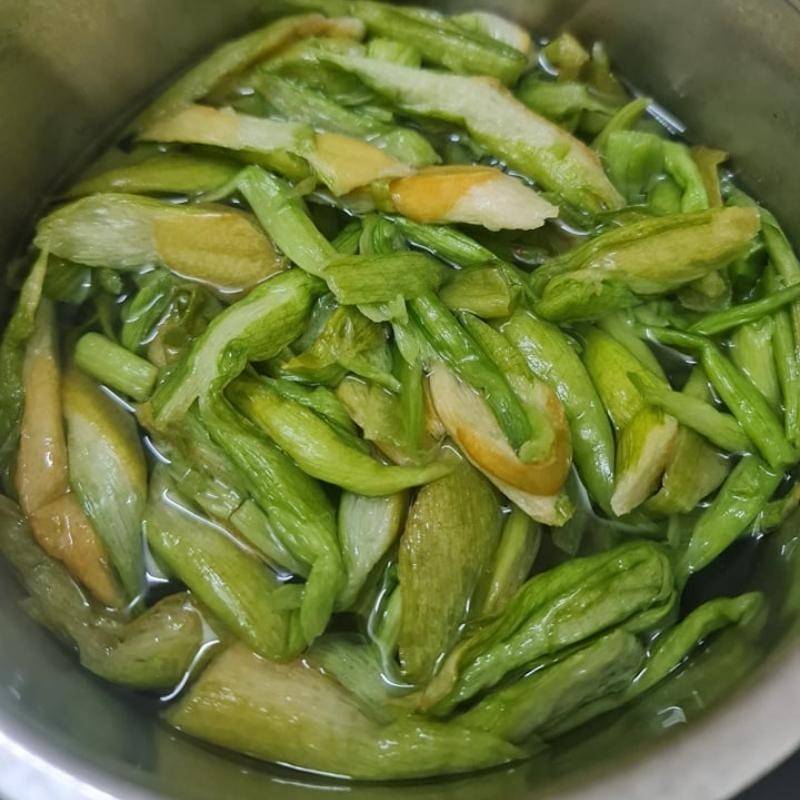 Bước 1 Sơ chế dọc mùng Canh chua thịt băm dọc mùng (Công thức được chia sẻ từ người dùng)