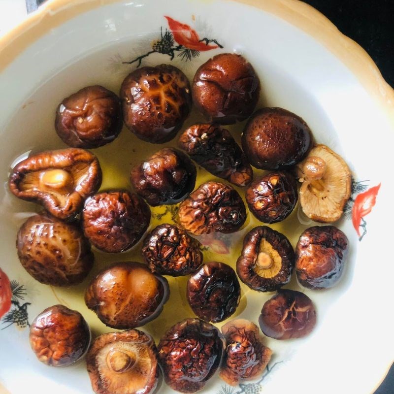 Bước 1 Sơ chế nguyên liệu Chân giò hầm ngũ vị