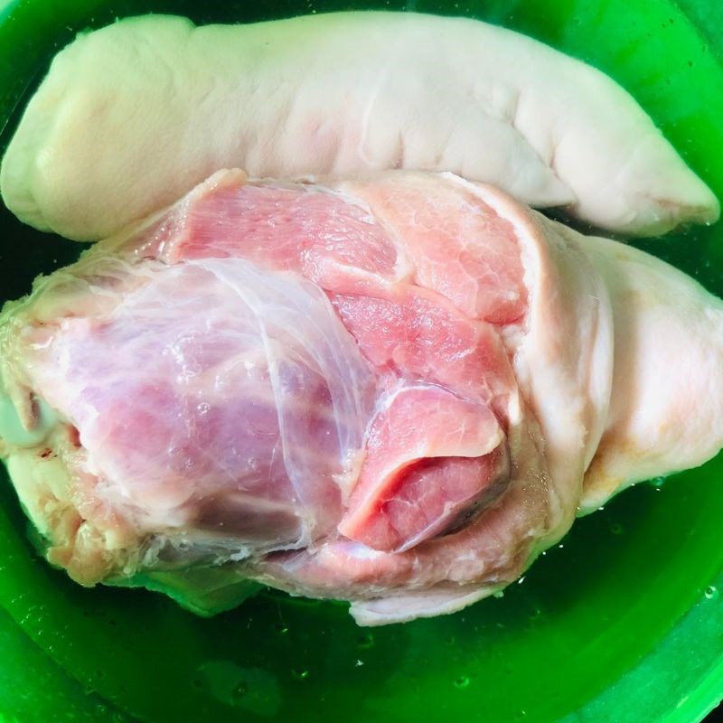 Bước 1 Sơ chế nguyên liệu Chân giò hầm ngũ vị