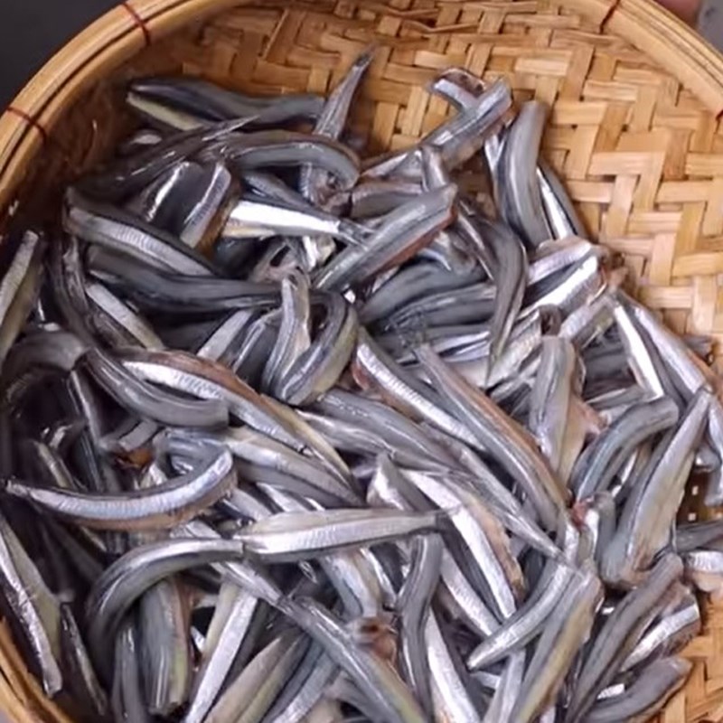 Bước 1 Sơ chế nguyên liệu Cá cơm kho tiêu