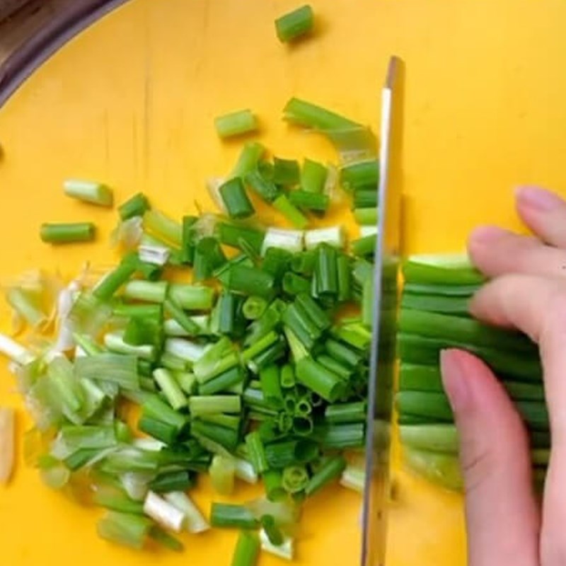 Bước 1 Sơ chế nguyên liệu Cá cơm kho tiêu