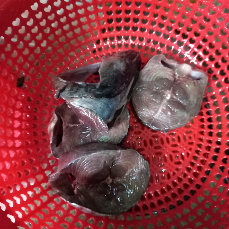 Bước 1 Sơ chế nguyên liệu Cá ngừ kho nước dừa