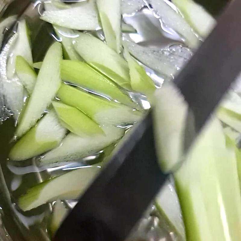 Step 1 Prepare the ingredients for Stir-fried Dọc mùng with chicken intestines