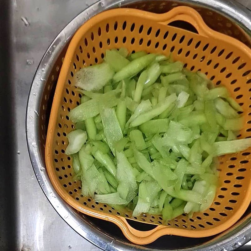 Step 1 Prepare the ingredients for Stir-fried Dọc mùng with chicken intestines