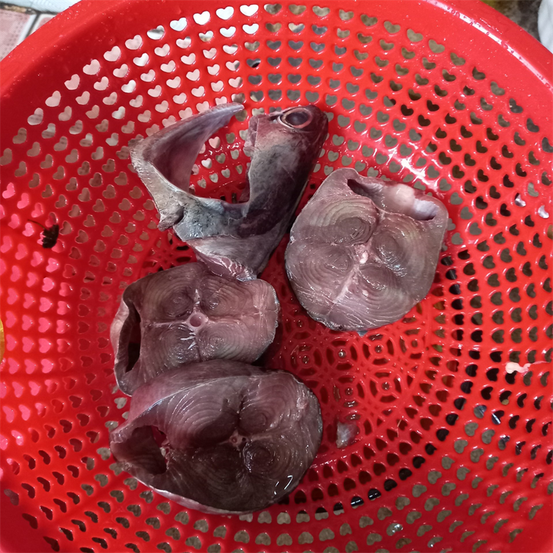 Bước 1 Sơ chế nguyên liệu Cá ngừ kho nước dừa