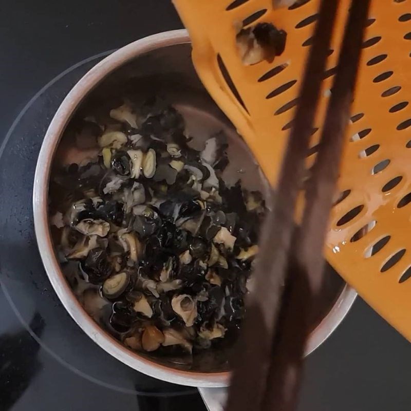 Bước 1 Sơ chế ốc Bún ốc dọc mùng