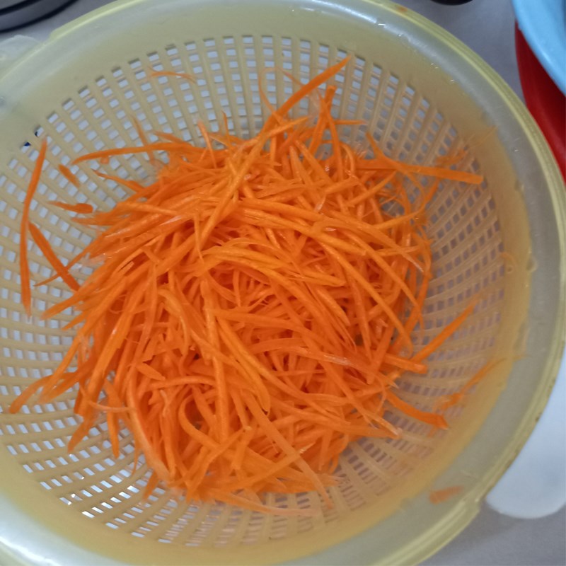 Bước 1 Sơ chế và ướp các nguyên liệu Miến xào tôm thịt bò