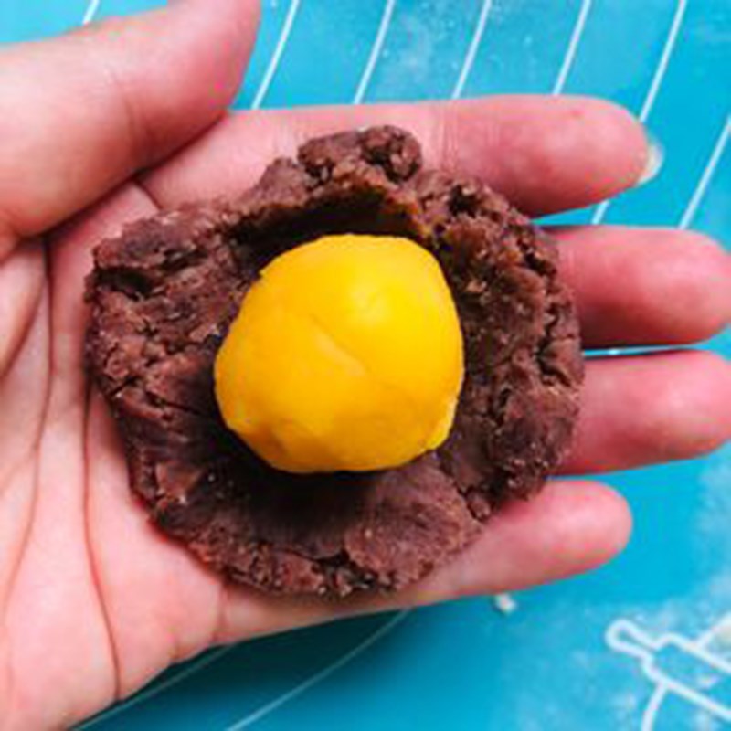 Bước 5 Tạo hình bánh  Bánh ngàn lớp đậu đỏ trứng muối