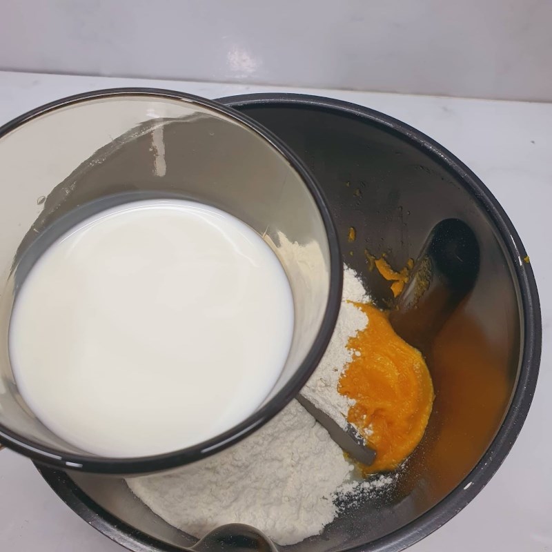 Bước 2 Trộn nguyên liệu làm vỏ bánh Bánh mì bí đỏ