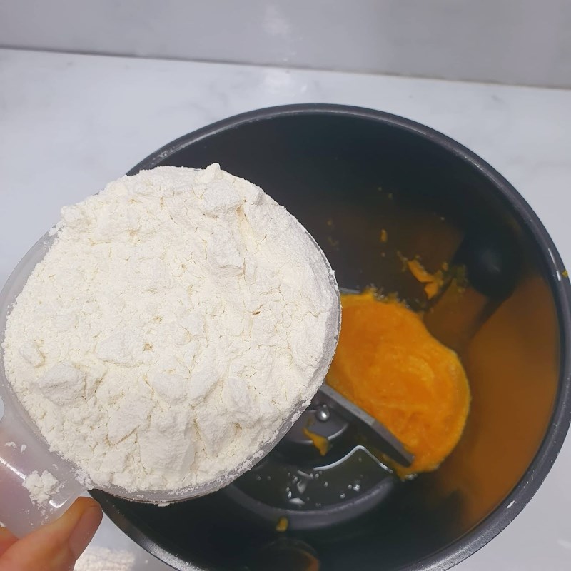 Bước 2 Trộn nguyên liệu làm vỏ bánh Bánh mì bí đỏ