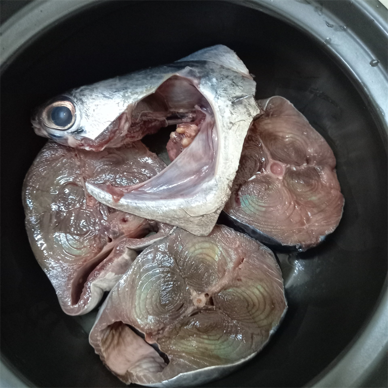 Bước 2 Ướp cá Cá ngừ kho nước dừa