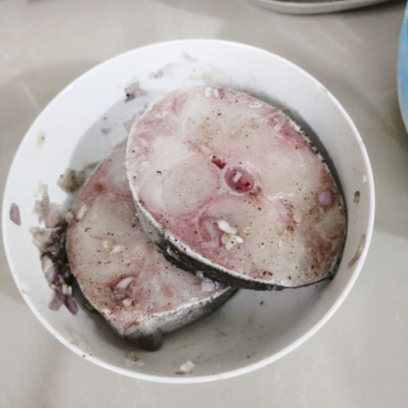 Bước 2 Ướp cá Canh chua cá bớp nấu dứa