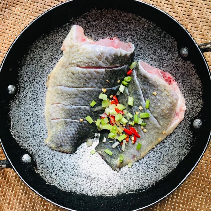Bước 2 Ướp cá Cá rô kho tiêu