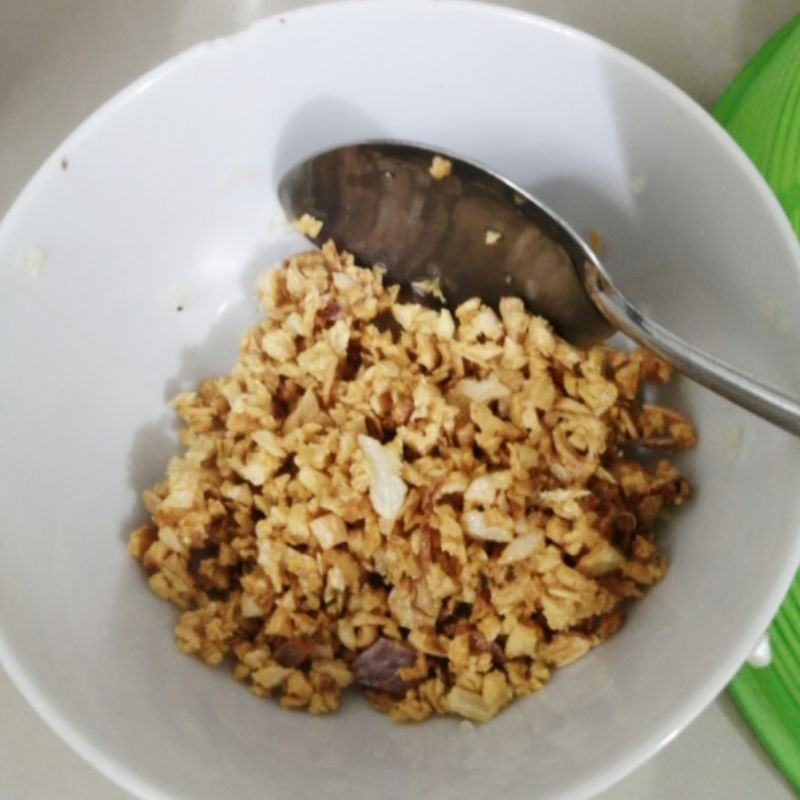 Bước 3 Xào cà chua và phi tỏi Canh chua cá bớp nấu dứa