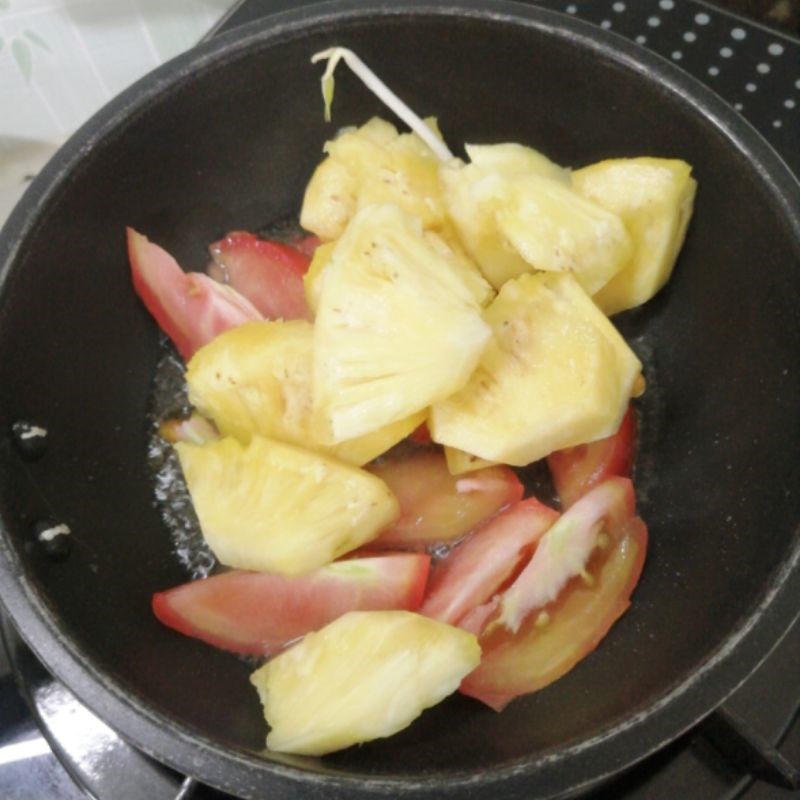 Bước 3 Xào cà chua và phi tỏi Canh chua cá bớp nấu dứa