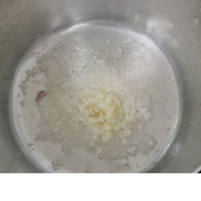Bước 3 Xào cà chua và phi tỏi Canh chua cá bớp nấu dứa