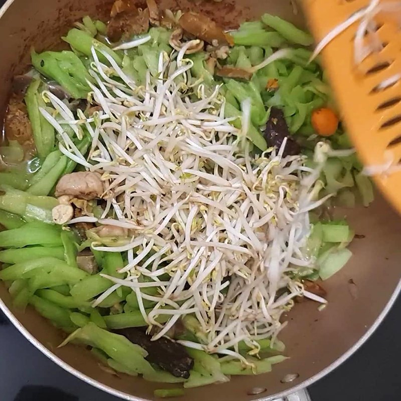 Step 2 Stir-fried Mung Bean Stir-fried Mung Bean with Chicken Intestines