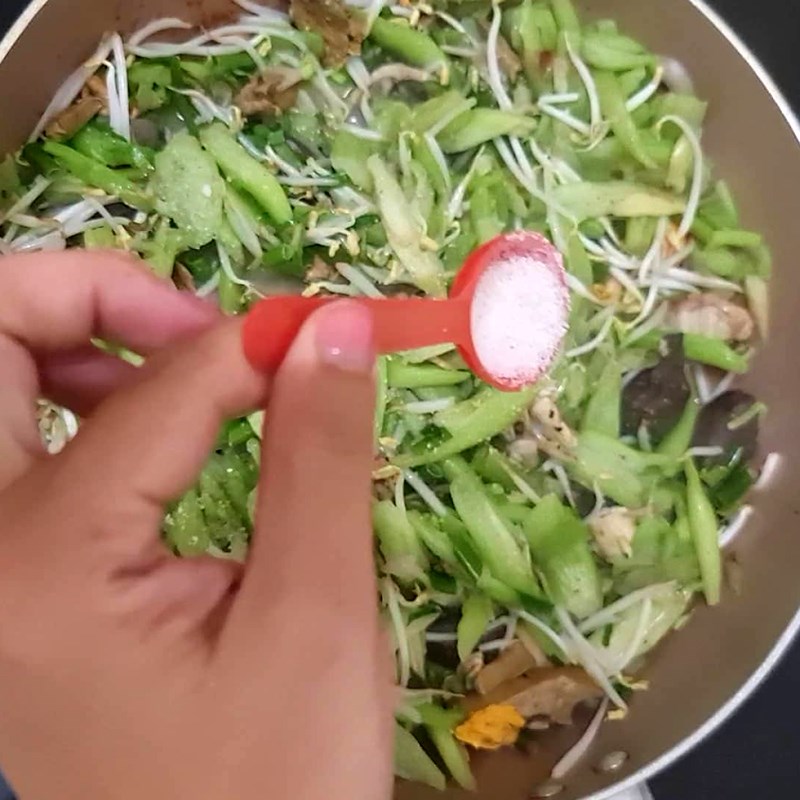 Step 2 Stir-fried Mung Bean Stir-fried Mung Bean with Chicken Intestines