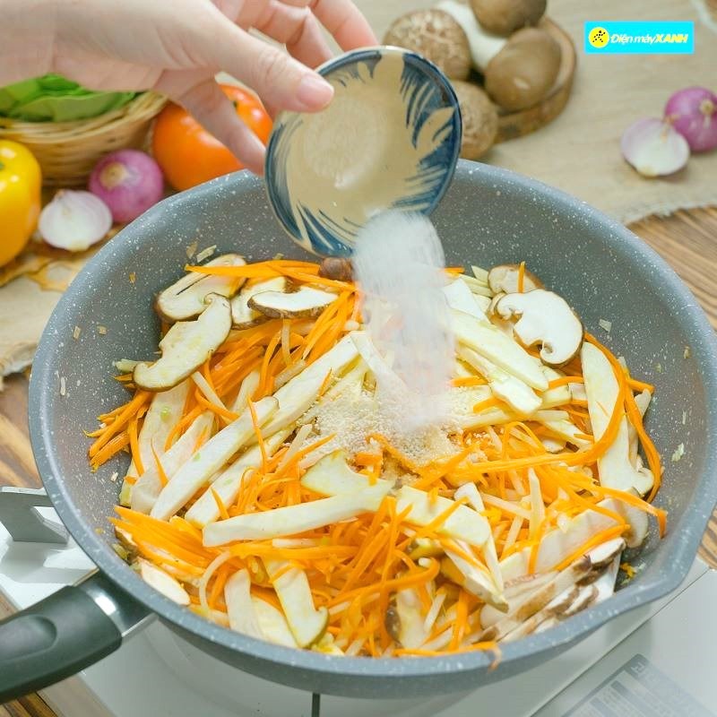 Bước 2 Xào nhân nấm Phở cuốn chay