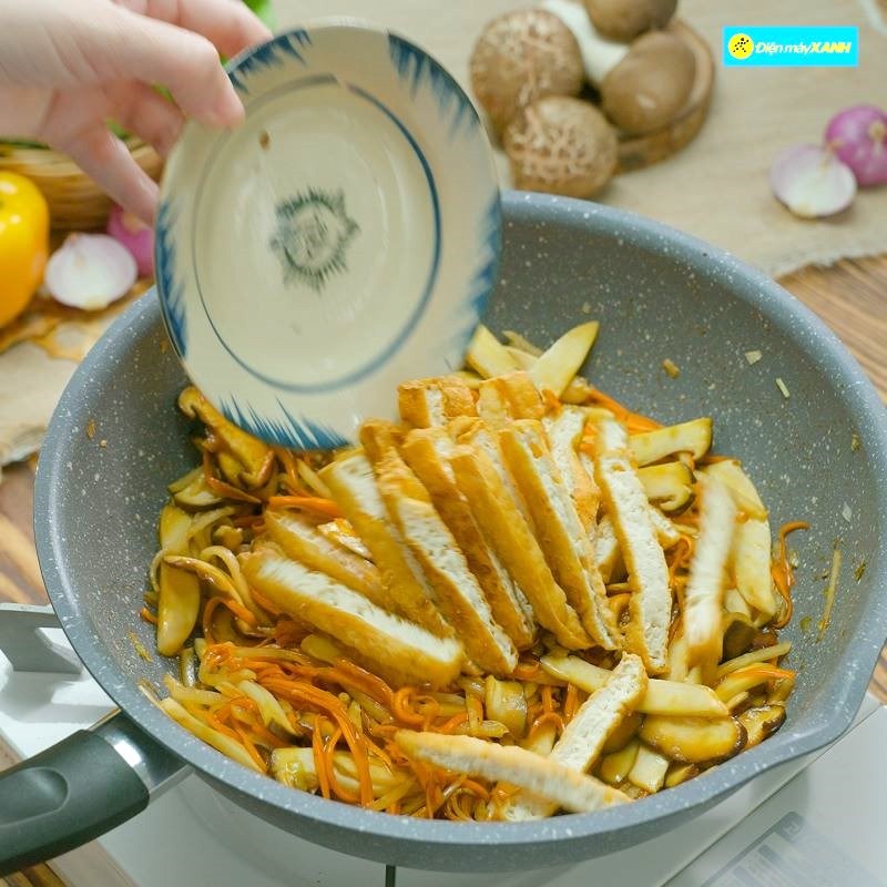 Bước 2 Xào nhân nấm Phở cuốn chay