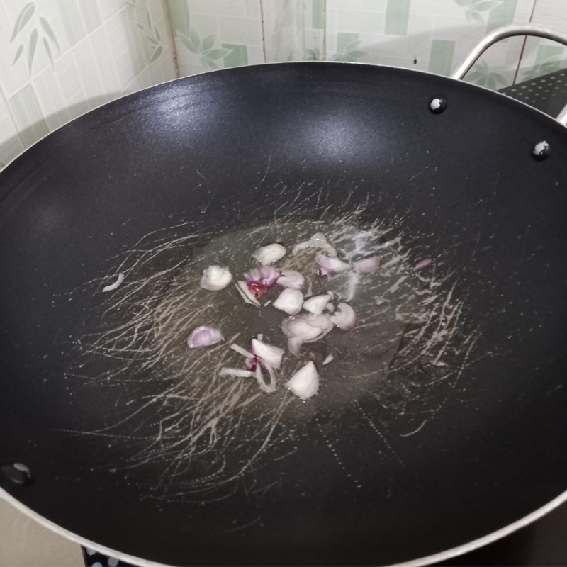 Bước 2 Xào sơ các nguyên liệu Miến xào tôm thịt bò