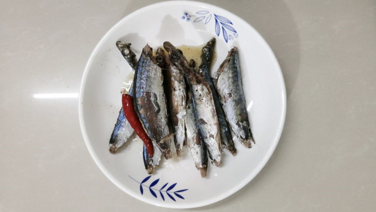 Cần chuẩn bị những nguyên liệu gì để nấu cá nục kho xì dầu?

