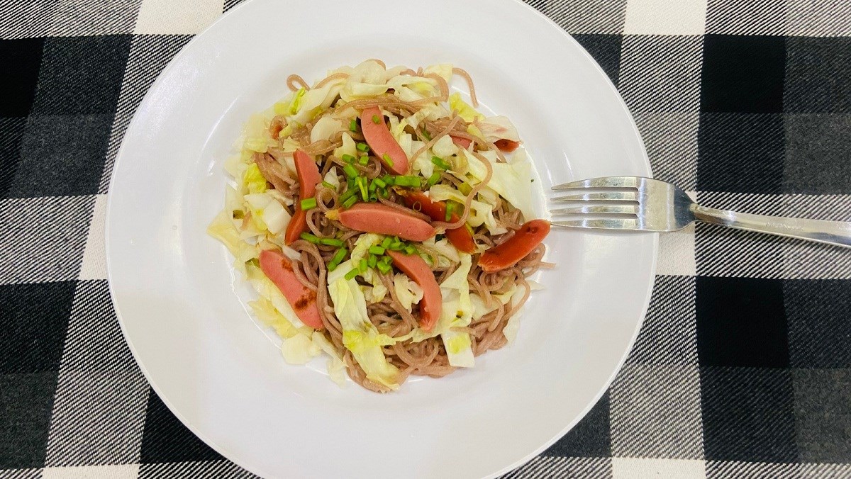 Bún gạo lứt xào xúc xích