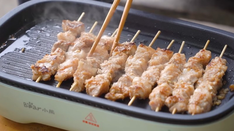 Nướng thịt bằng bếp điện phải trở mặt li&ecirc;n tục v&agrave; c&oacute; nhiều kh&oacute;i