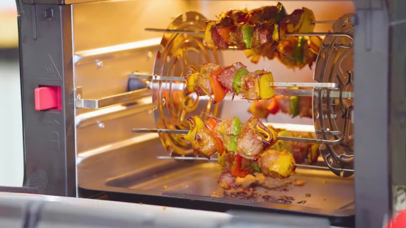 C&aacute;c gia vị, dầu mỡ rơi dưới xuống l&ograve; nướng kh&oacute; vệ sinh