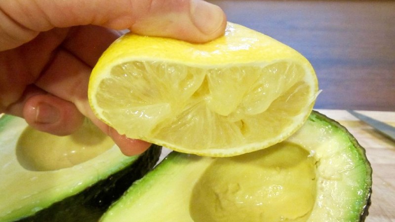 Vắt chanh l&ecirc;n quả bơ