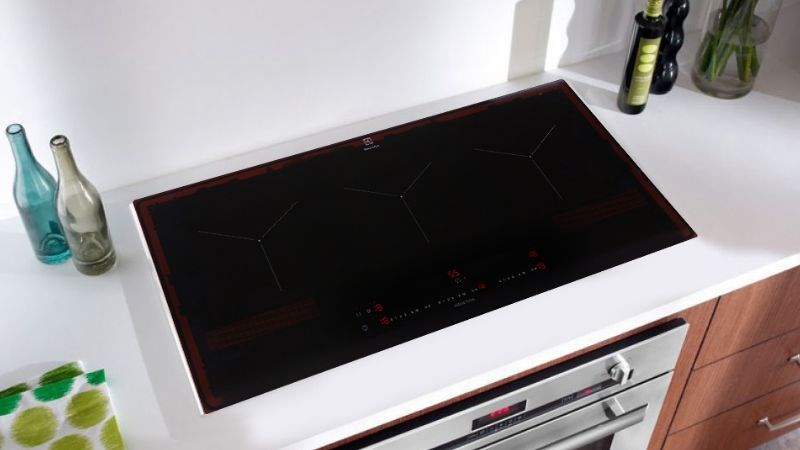 Bếp từ 3 v&ugrave;ng nấu lắp &acirc;m Electrolux EIT913
