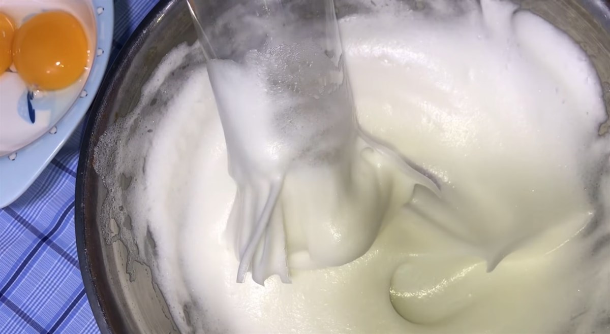 Đ&aacute;nh trứng bằng chai nhựa