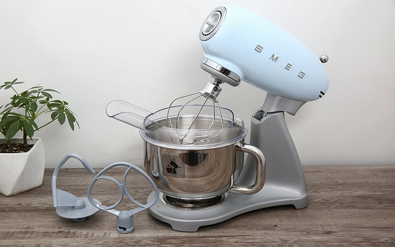 M&aacute;y trộn bột đa năng Smeg SMF02PBEU (535.43.608)
