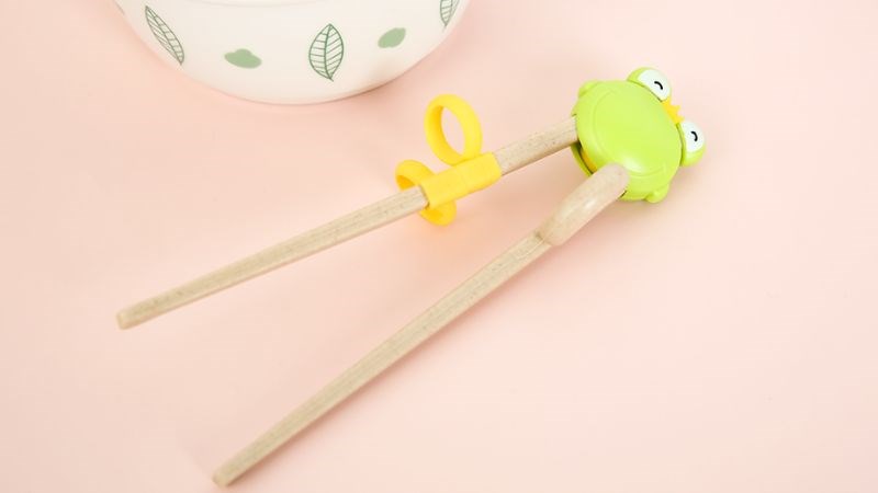 Đũa tập ăn l&uacute;a mạch AVA KZ7196 Ếch xanh