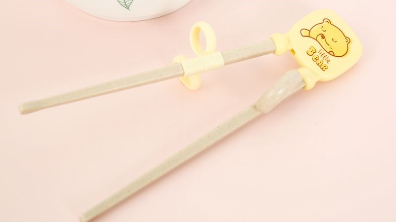 Đũa tập ăn l&uacute;a mạch AVA KZ7197 Gấu v&agrave;ng