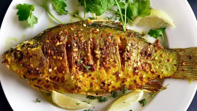 C&aacute; nướng giấy bạc bằng l&ograve; vi s&oacute;ng c&oacute; thịt săn chắc, kh&ocirc;ng bị kh&ocirc;