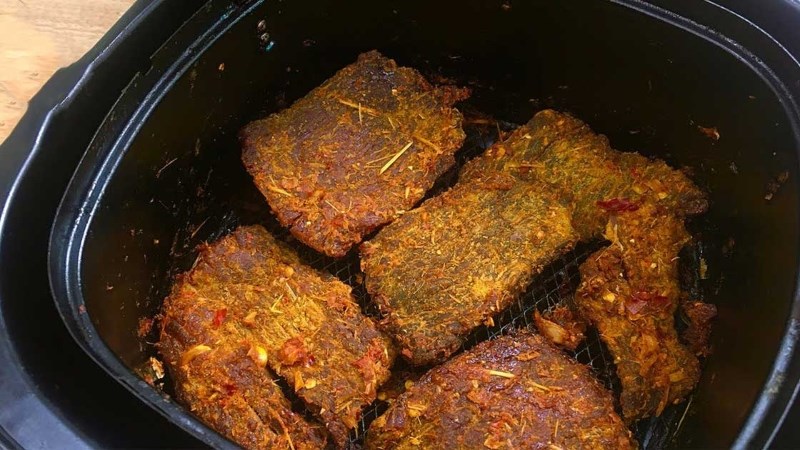  Kh&ocirc; b&ograve; l&agrave;m nồi chi&ecirc;n kh&ocirc;ng dầu phải cắt miếng nhỏ