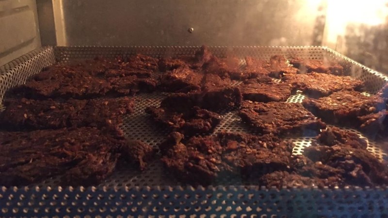 L&agrave;m kh&ocirc; b&ograve; bằng l&ograve; nướng sẽ kh&oacute; quan s&aacute;t hết t&igrave;nh trạng nướng của kh&ocirc;