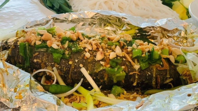 C&aacute; nướng giấy bạc bằng l&ograve; nướng c&oacute; m&agrave;u v&agrave;ng đều đẹp mắt