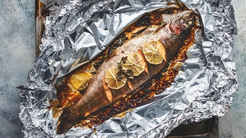 C&aacute; nướng giấy bạc bằng nồi chi&ecirc;n kh&ocirc;ng dầu ch&iacute;n đều từ trong ra ngo&agrave;i, kh&ocirc;ng bị kh&ocirc;