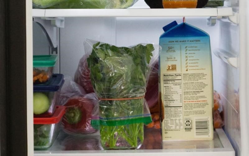 Cho rau vào ngăn mát tủ lạnh để bảo quản